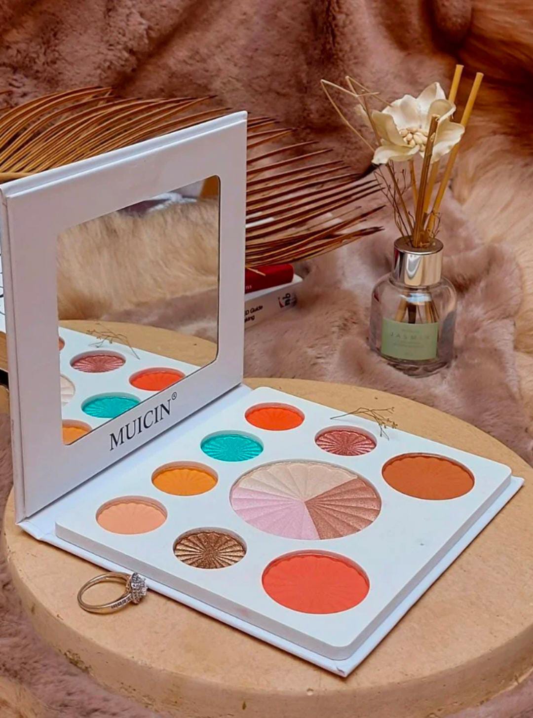 Mucin White Blusher and Eyeshadow Palette