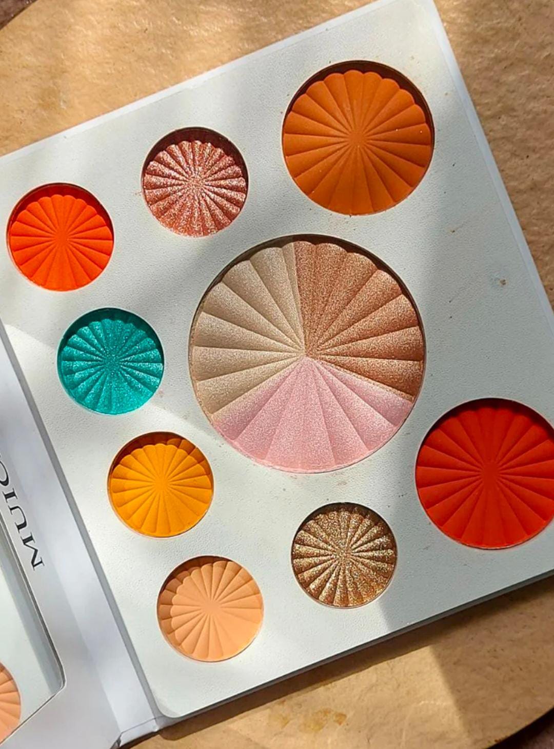 Mucin White Blusher and Eyeshadow Palette